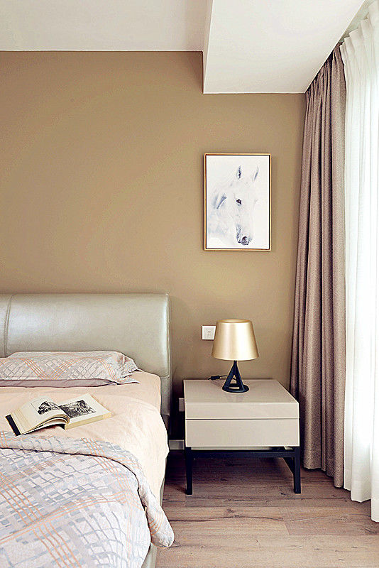奶咖色墙面,浅色地板,与床品相呼应的窗帘,都很有品质.