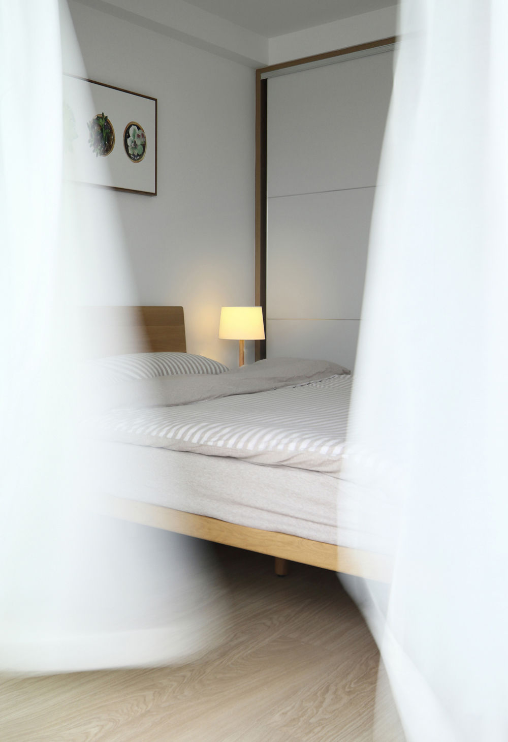 摄影也是一项技术活,幔帐飘飞,被切断的视角,木质床底,素色床品,一盏