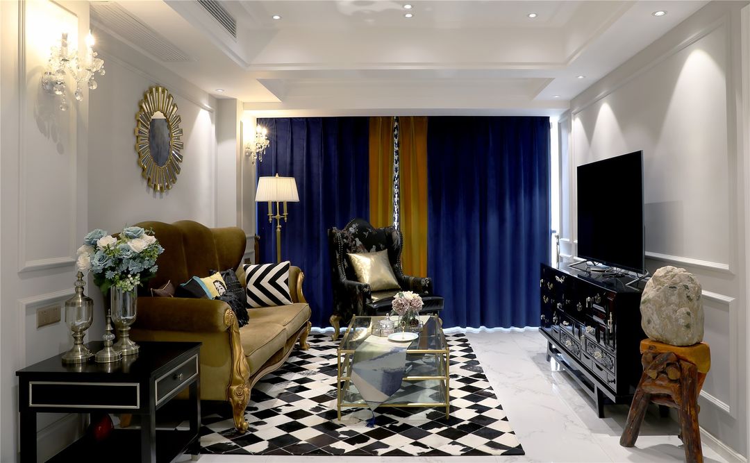 黑色的电视柜,深蓝色的窗帘,黑白地毯,金棕色沙发,整个空间的色彩丰富