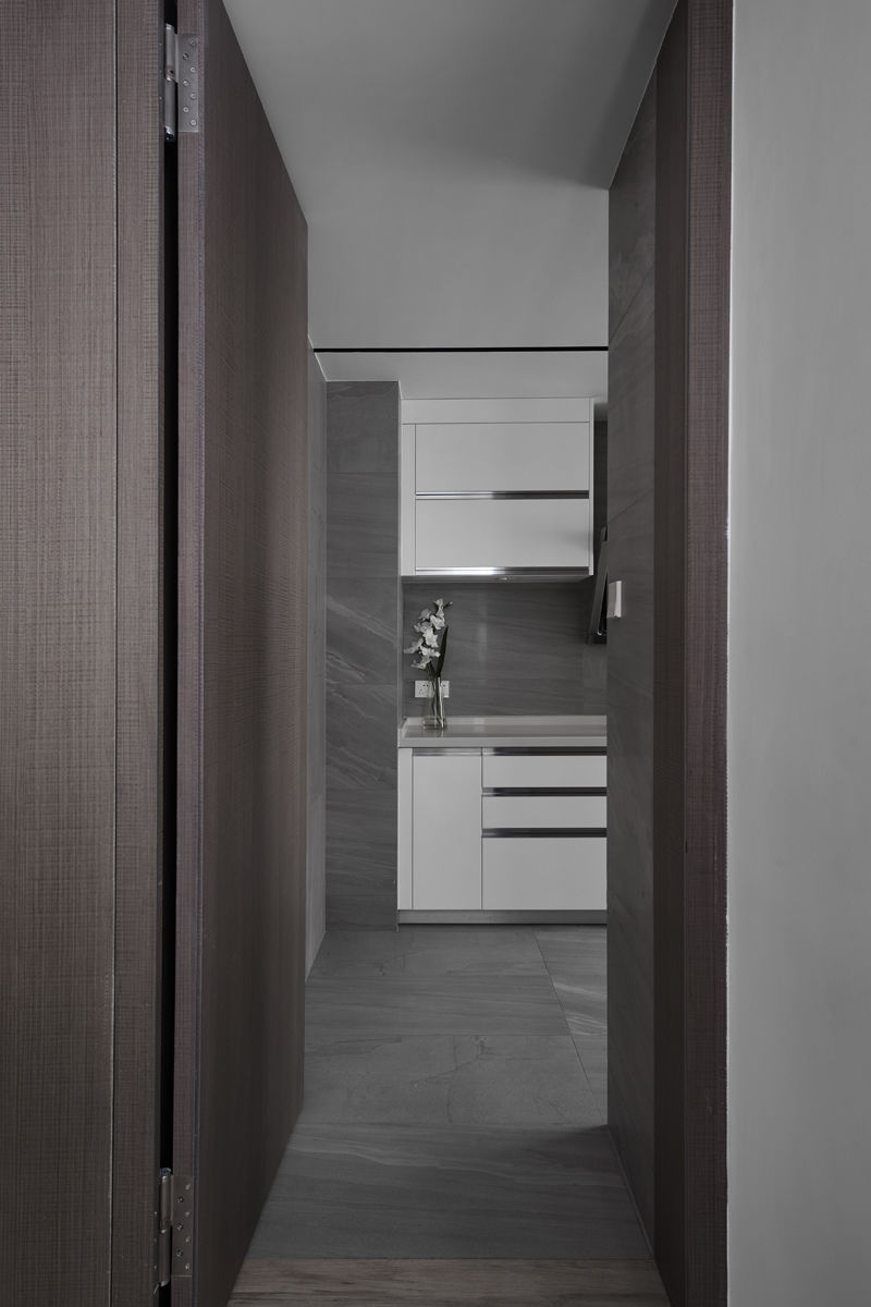 厨房分两部分制作:左边烤漆白色的由金牌橱柜定制完成,右边木饰面柜门