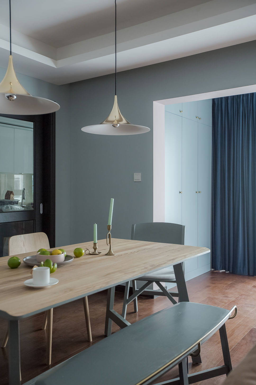灰蓝色的窗帘与家具相呼应,让空间的配色和谐而更有层次感