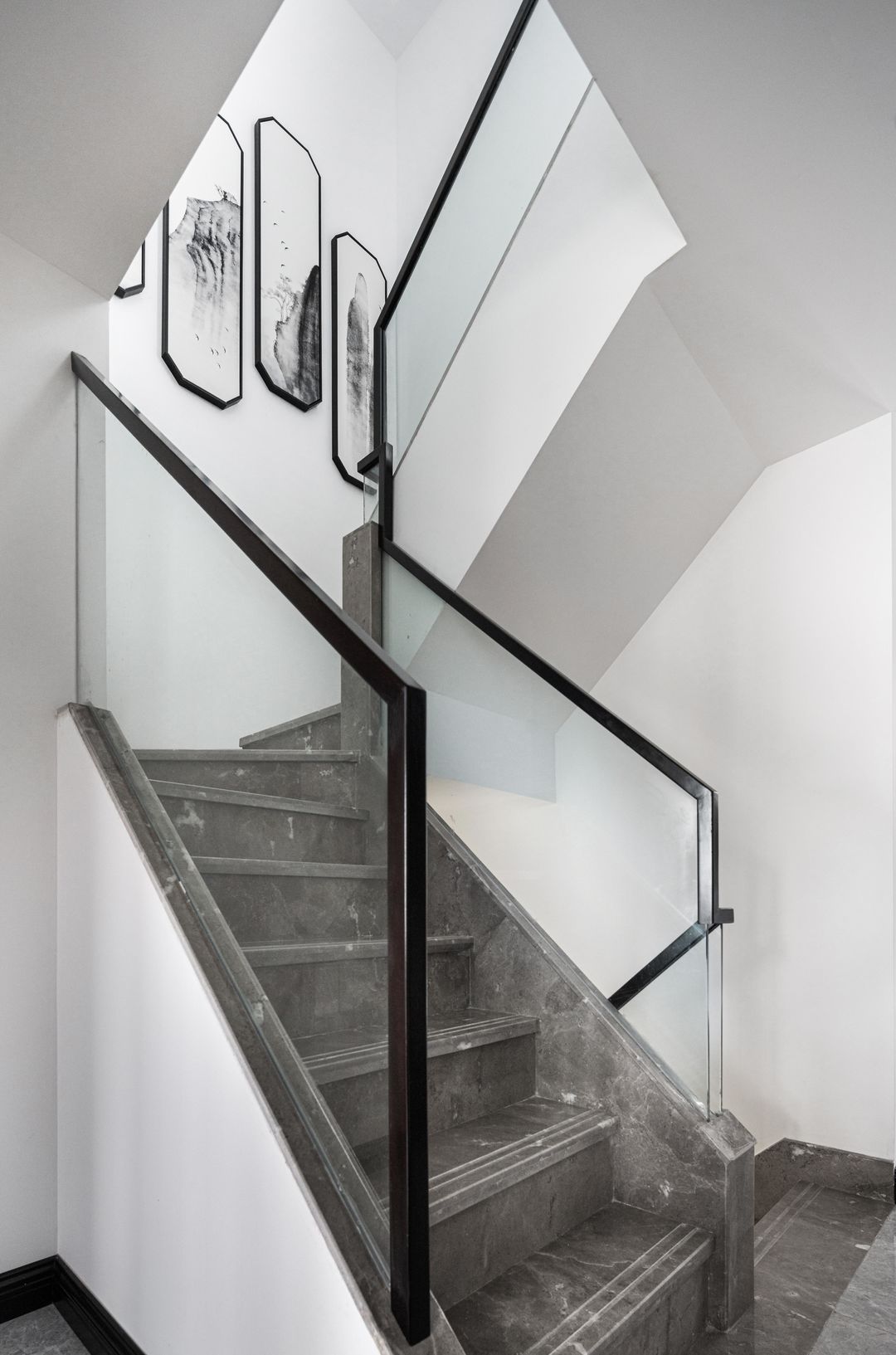 楼梯透明的玻璃立柱搭配深色木质扶手,显得轻盈而不失格调