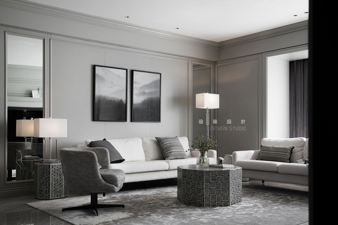简单的线条丰盈客厅的立体感,配以米白色的布艺沙发,深灰色单椅,以及